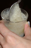 くず湯と玄米の酵素を混ぜる様子