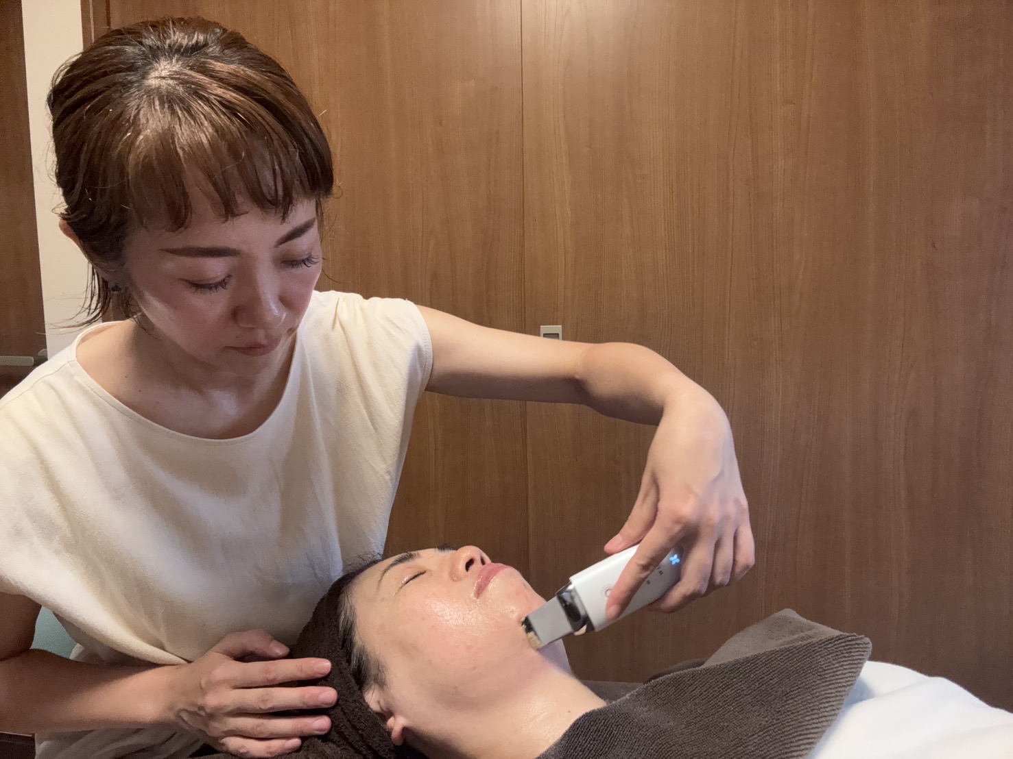 東京都新宿区のSunflower（サンフラワー）でその日の肌状態を見ながら行う美容施術